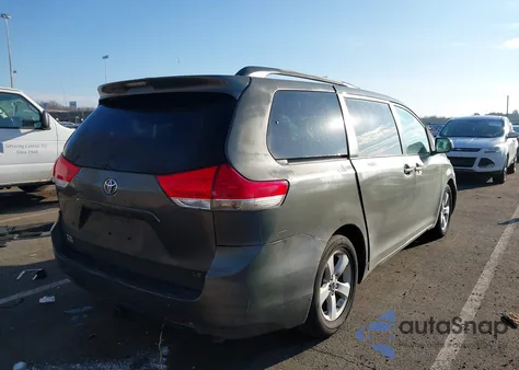 2011 Toyota Sienna Le V6 z USA, uszkodzony, nr VIN 5TDKK3DC4BS149701